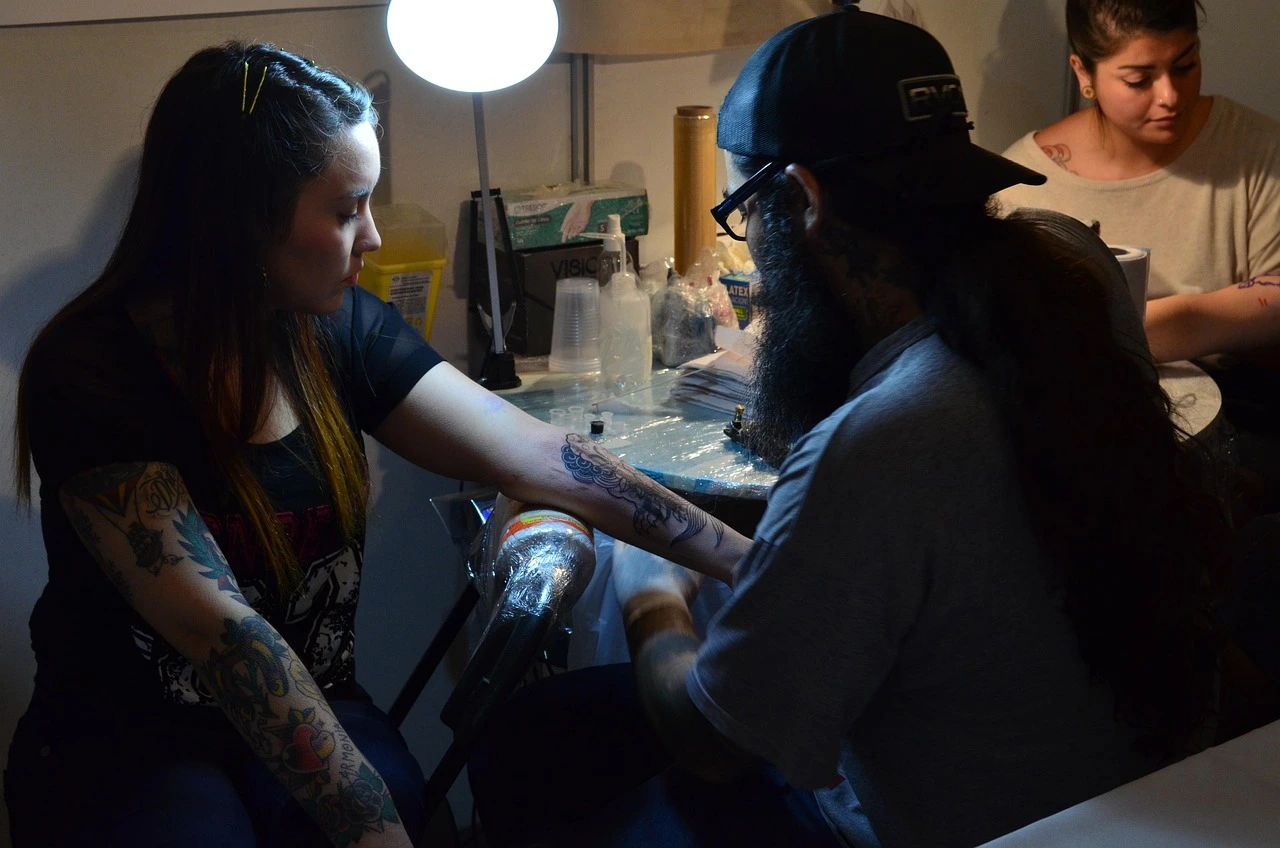 Les 7 tendances révolutionnaires des tatouages animés 2025 : hyperréalisme, IA créative et interactivité sociale