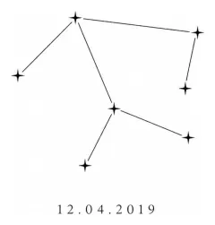 Une constellation imaginaire de sept petites étoiles reliées par des traits fins, avec la date « 12.04.2019 » discrètement en dessous