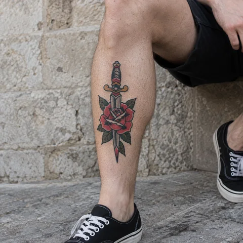 Simulation IA : tatouage dague et rose sur le mollet