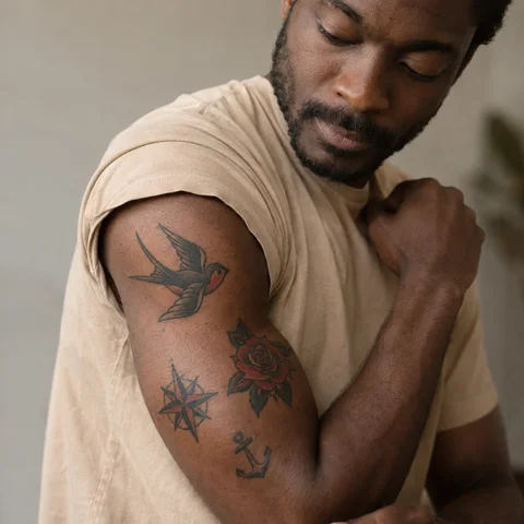 Simulation IA : tatouage petits motifs old school sur le bras